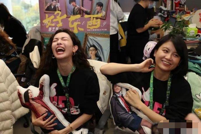 钟楚曦 喜欢恋爱不是一种病钟楚曦在电影《好东西》宣传活动上谈及小叶对她的影响，言