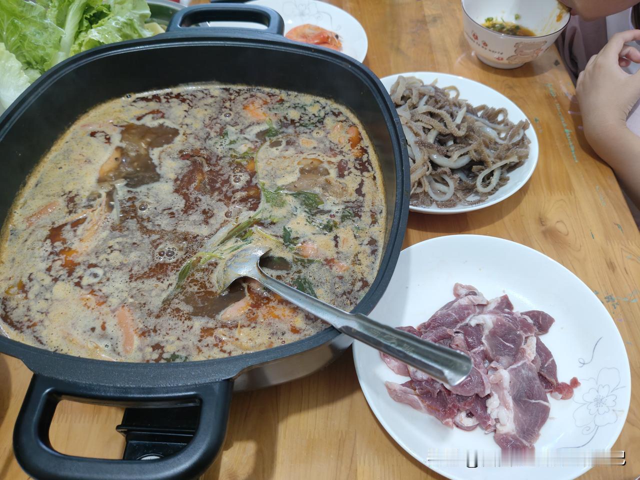 我和老公今天都休息，女儿也想吃火锅了，那就安排吧……

早上送孩子上学的时候，我