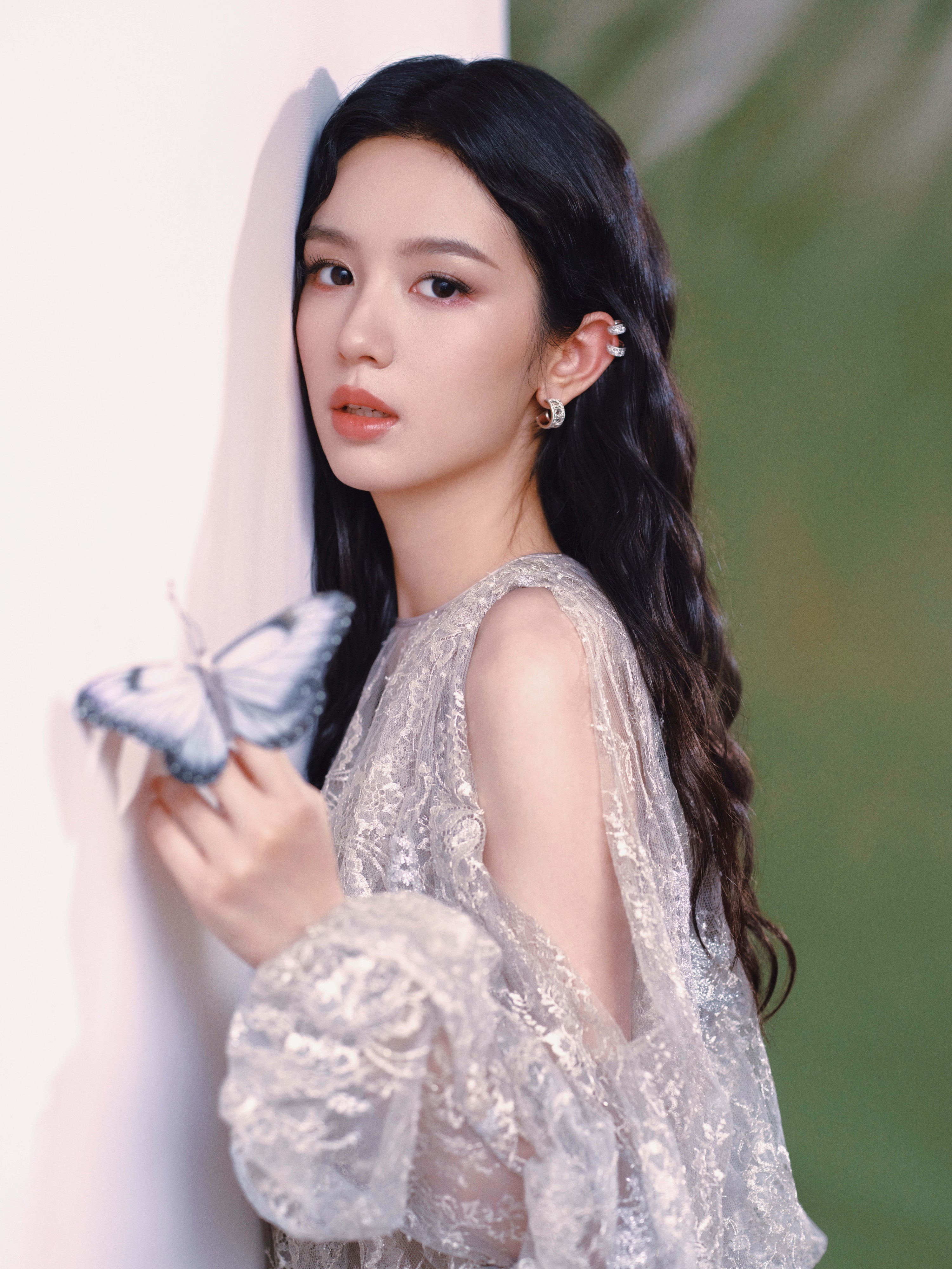 周也身穿Dior 2026春夏系列裸色蕾丝刺绣纱裙出席电影《穿普拉达的女王2》中