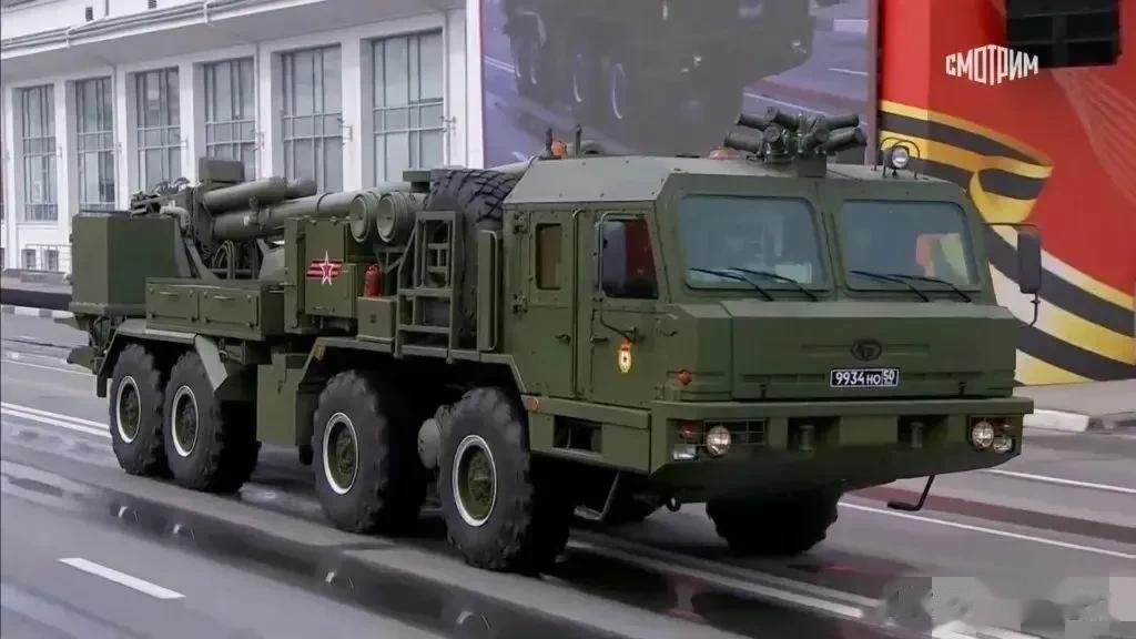  2S43"锦葵"152毫米卡车炮由俄罗斯"海燕"中央设计研究院设计，其在改进型