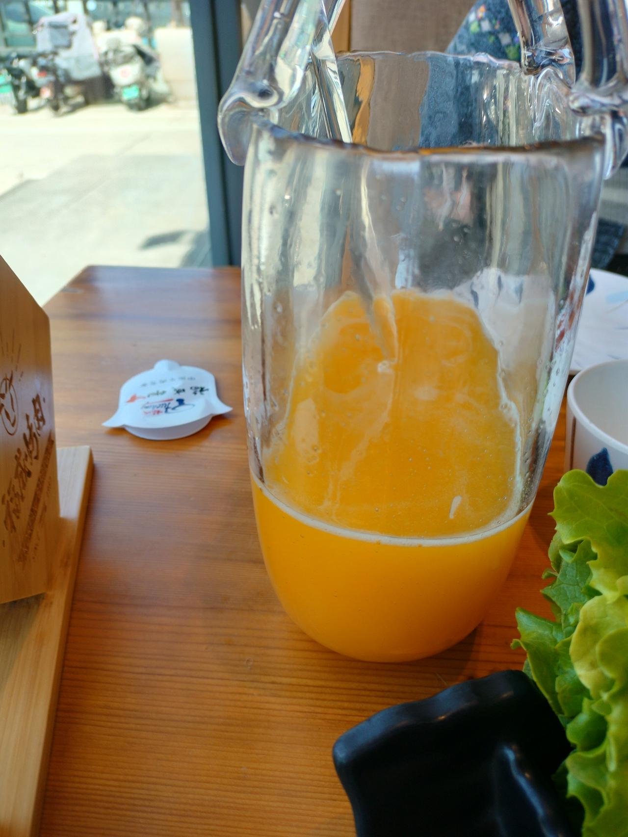 你们见过这个手提包式的玻璃器皿吗？
好看不中用，因为真不如用杯子端上来，直接就可