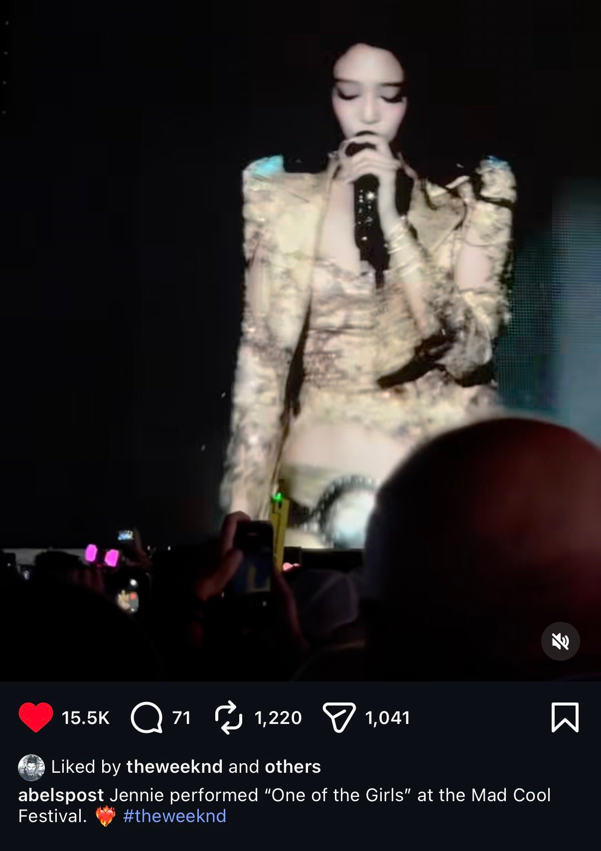 The Weeknd 盆栽哥点赞了JENNIE 金珍妮在音乐节表演他们共同合作的