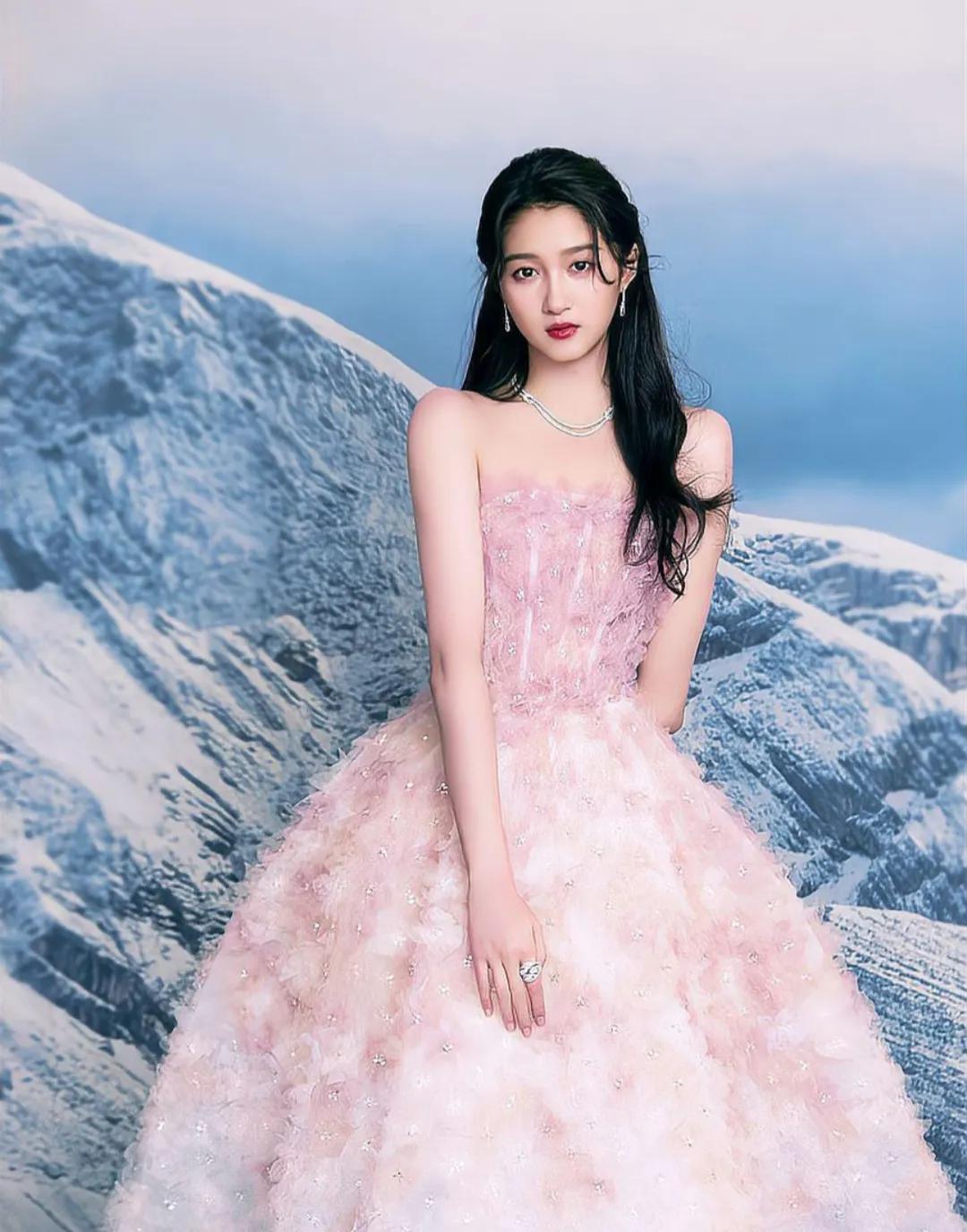 关晓彤在白玉兰奖颁奖典礼上泪崩，是因为得知蒋欣获奖？难道这就是“藏不住事的年纪”