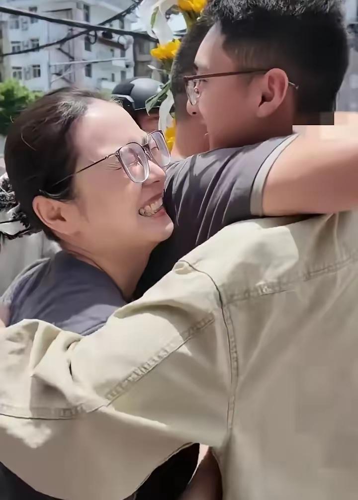 破防了！6月9日，弟弟从考场跑向哥哥、嫂嫂，三人拥抱过后，嫂嫂问：“你猜还有谁来