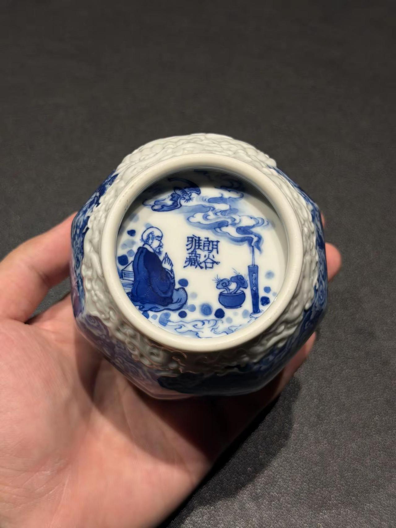 朗谷堂｜镂雕青花新品面世朗谷堂新作青花臻品上线，镂雕云底搭配满绘山水典故、浮雕佛