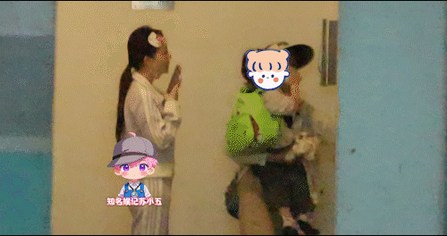 甜馨疑似当姐姐了亲戚家小孩吧，要不然这么久了都没被拍到 