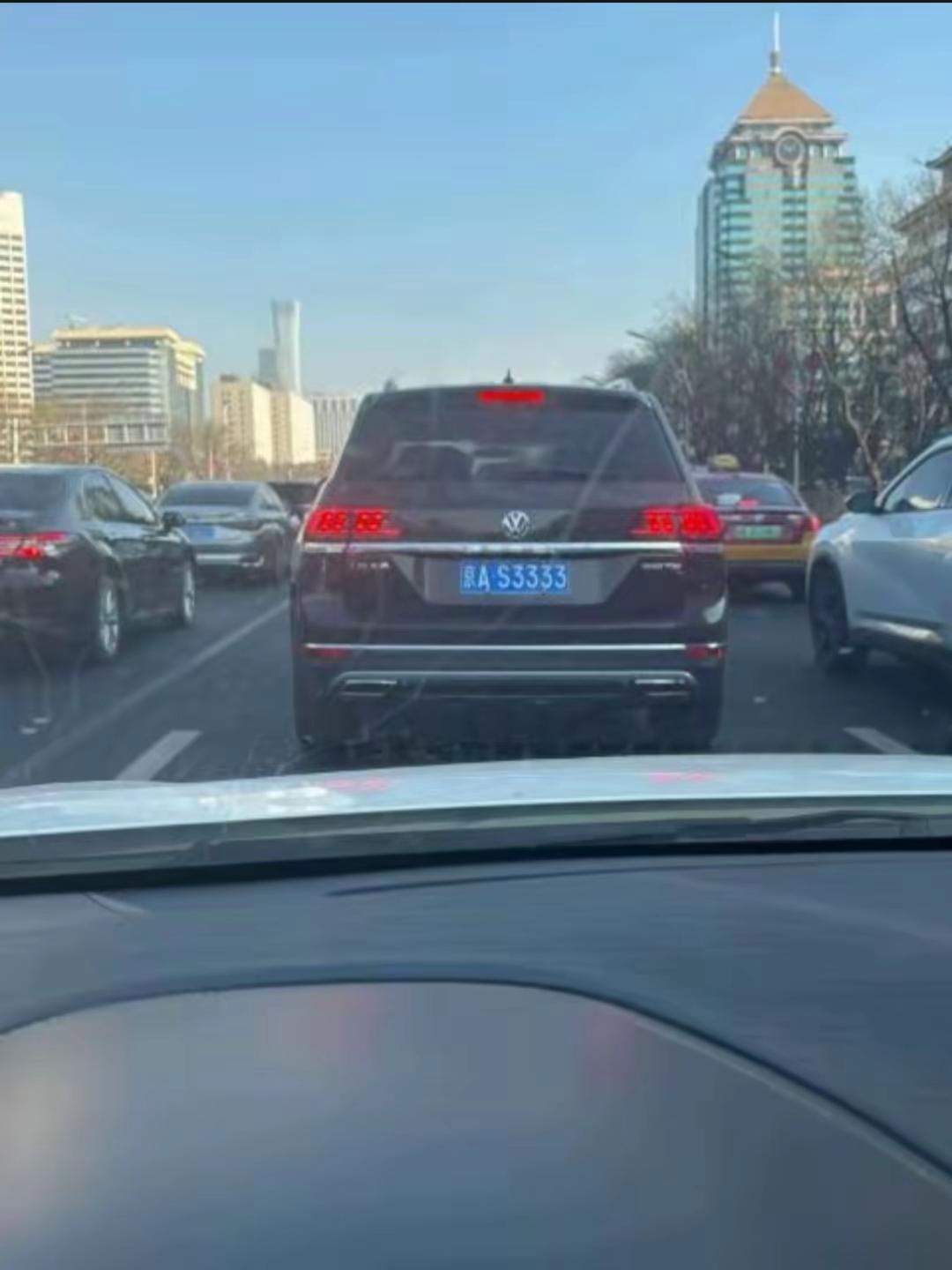 来自途昂的压迫感途昂 车牌号绝了 气宇轩昂大众途昂 德系车魅力