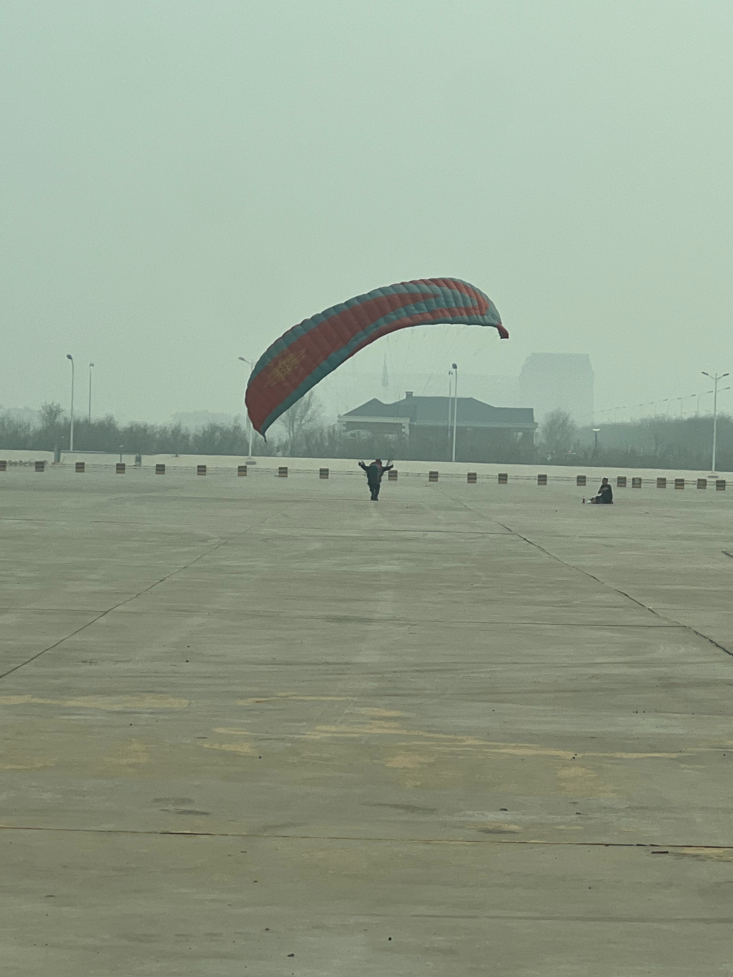 本来想来东疆遛一遛，看看海鸥，骑骑车看了看这天气实在是太糟糕了。算了，回家窝着吧