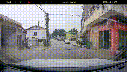 男子开车途经乡村道路，满眼民居村落，看着和普通小区大门一模一样的闸口，顺势通行抬