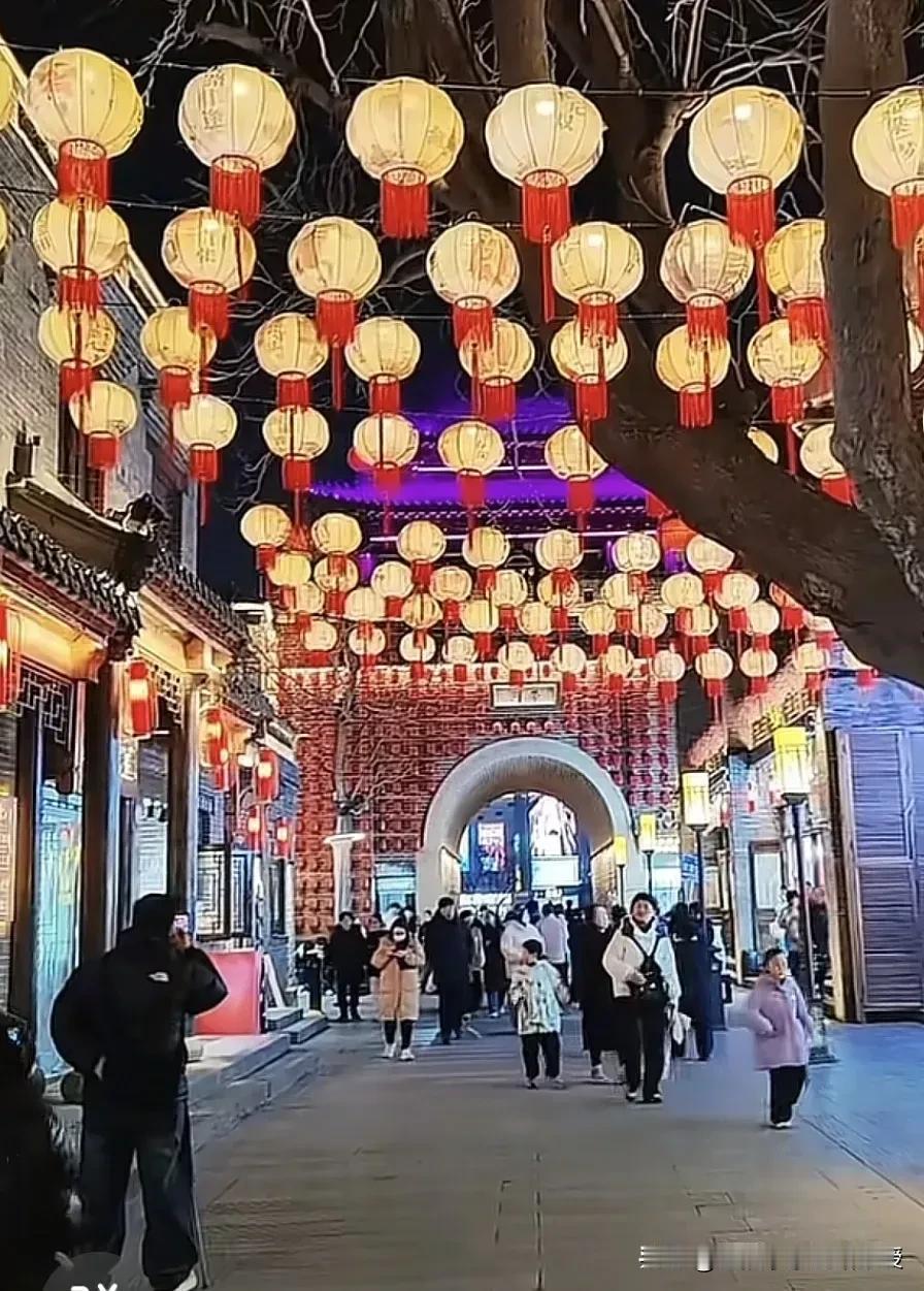 近期，全网都在传马年街头黄灯笼刷屏，红灯笼竟成配角？河北涿州刚挂两天的黄灯笼就因