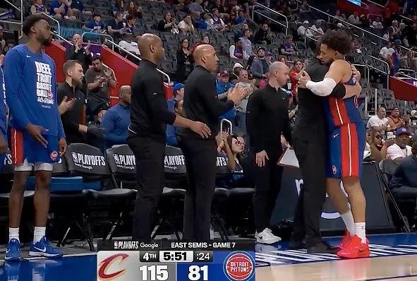 NBA东部半决赛抢七，活塞主场对阵骑士。上来骑士内线连续拿分，随后外线找到手感，