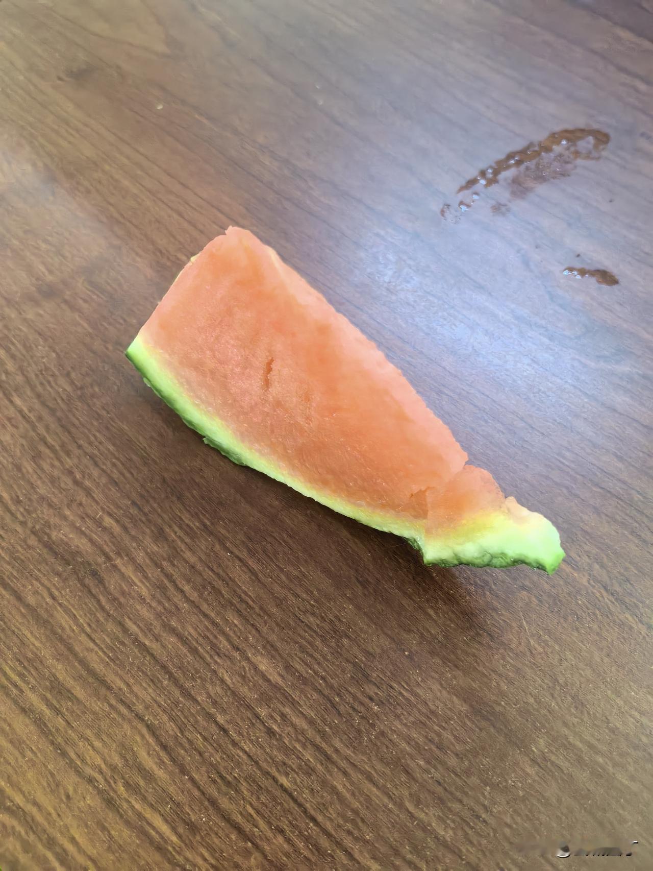 下班啦，来来来，一起吃我们年轻帅气的领导的瓜。

哈，你别多想哦，此瓜非彼瓜。