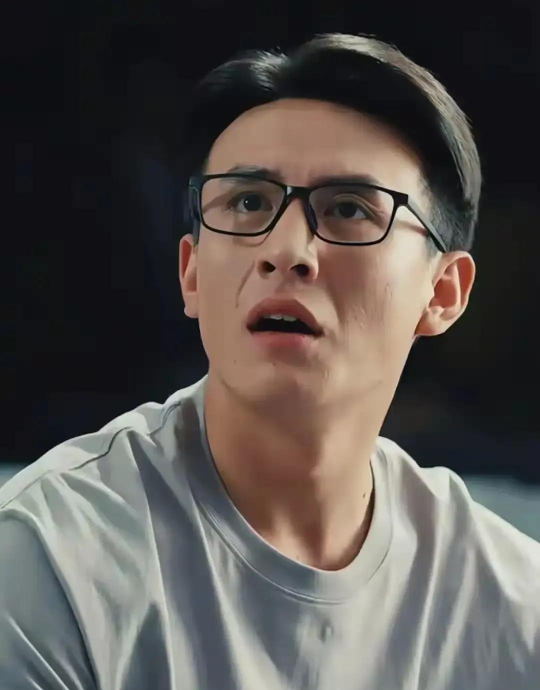 审讯室里，他突然哭了。
涕泪横飞。
嘴角抽搐。
这个被做成表情包疯狂转发的三秒镜