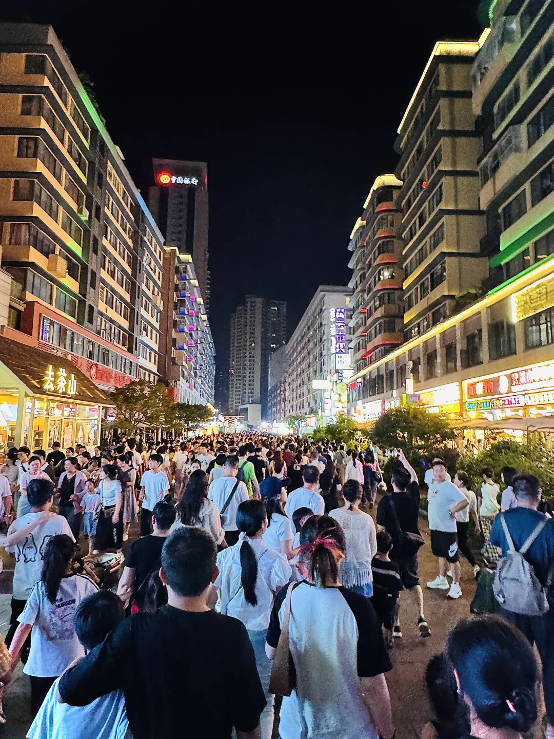 贵阳8🈷️青云市集现状！至少有一亿人吧…
