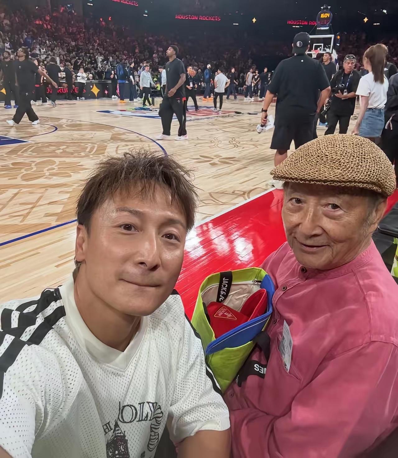 刷到方力申陪父亲看球赛的路透，

第一反应就是这两父子也太像了，

眉眼轮廓简直