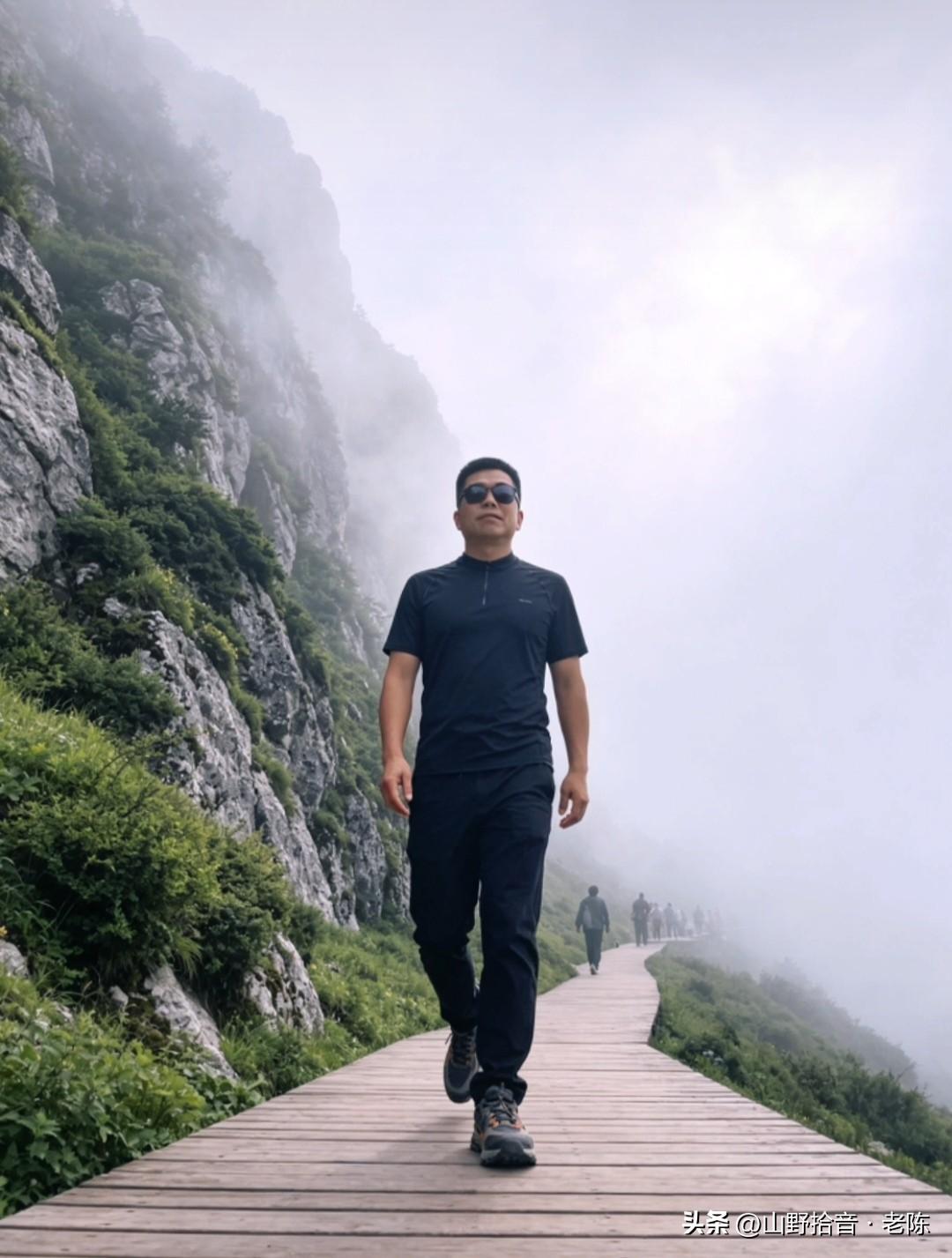 父亲节，我独自踏上登山步道。山风拂面，云雾缭绕，脚步丈量着宁静与辽阔。这一刻，不