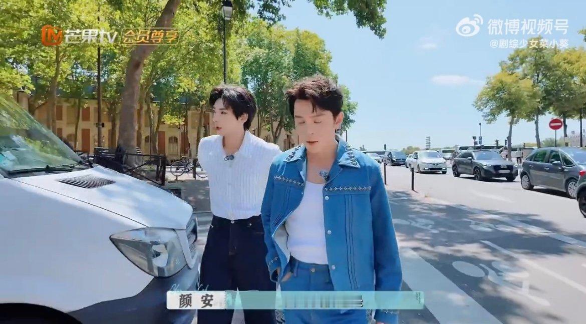 李佳琦颜安柜哥变送货小哥 营业收官战太拼了！放下柜台讲解器，拉起满满一车货当送货