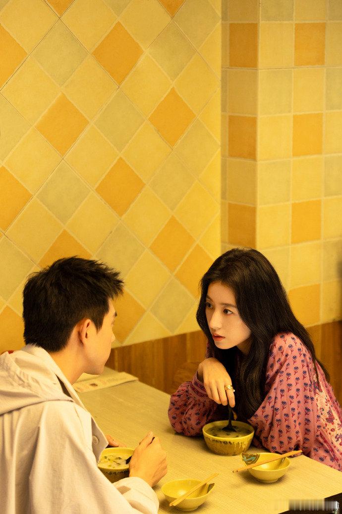 #陈奶奶是李现周雨彤cp粉头子#陈奶奶这嗑cp的样子也太可爱了吧！感觉氛围也是相