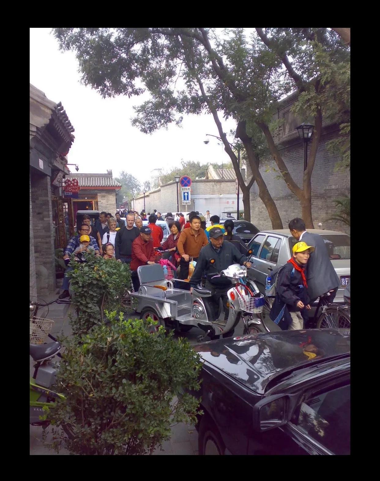 别看北京的胡同又窄又破，拥挤不堪，住房逼仄，但大多数名校都集中在胡同里，才会导致