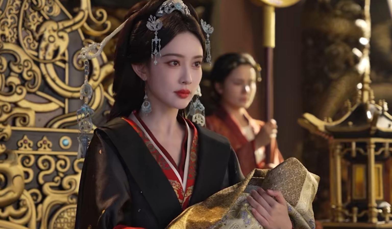 力少好像不在怀里。 