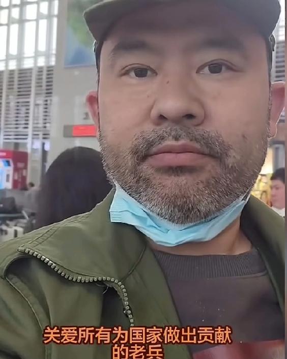 看这位先生的穿戴就是退伍兵。

   不知道是不是他平时的装束。

   一般来