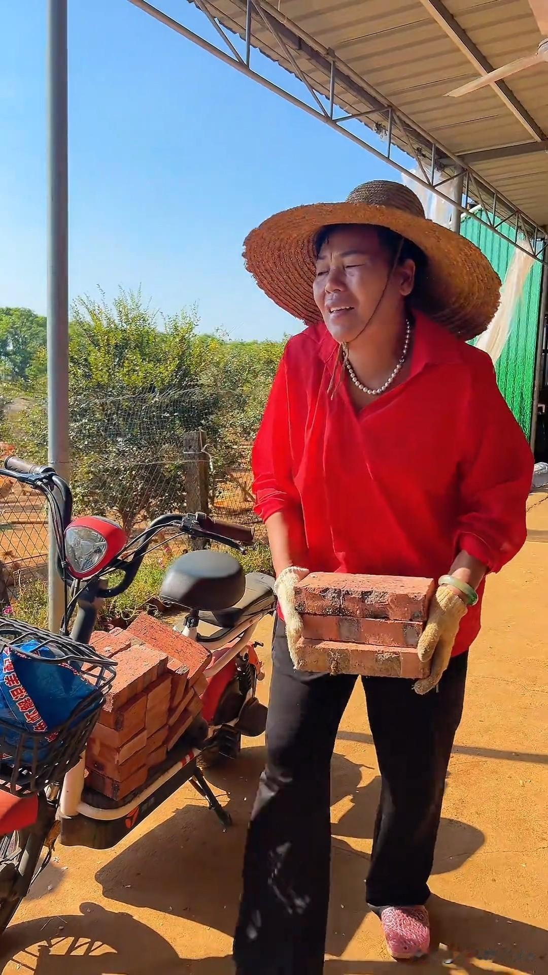 全红婵爸爸又更新视频啦，一是宣传农产品，二是收割自己种的蔬菜。

全爸爸和全妈妈