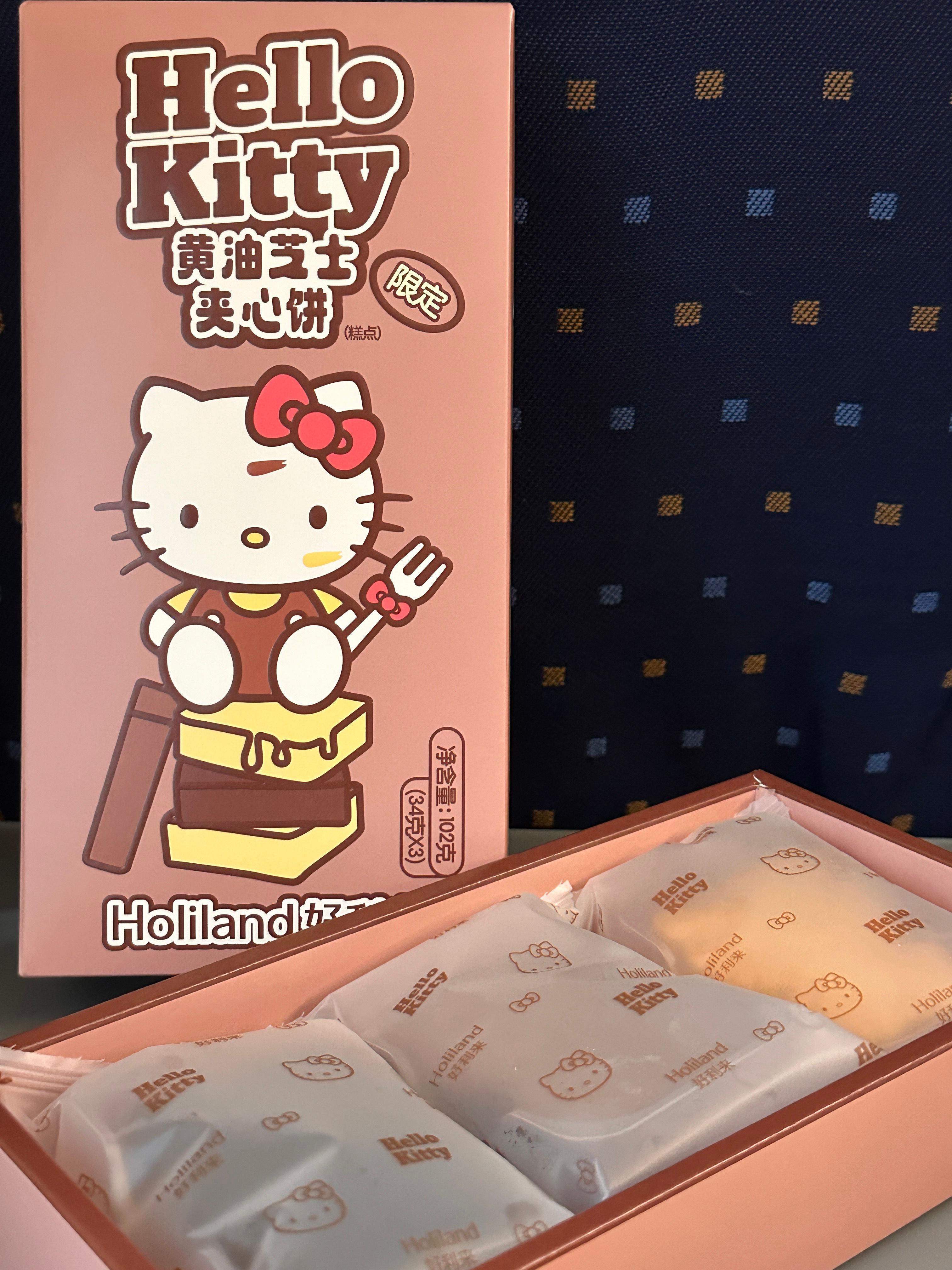 回家前还淋了一场武汉的暴雨[晕]昨天看博主测评好利来曲奇说很硬 但我买的还蛮软的