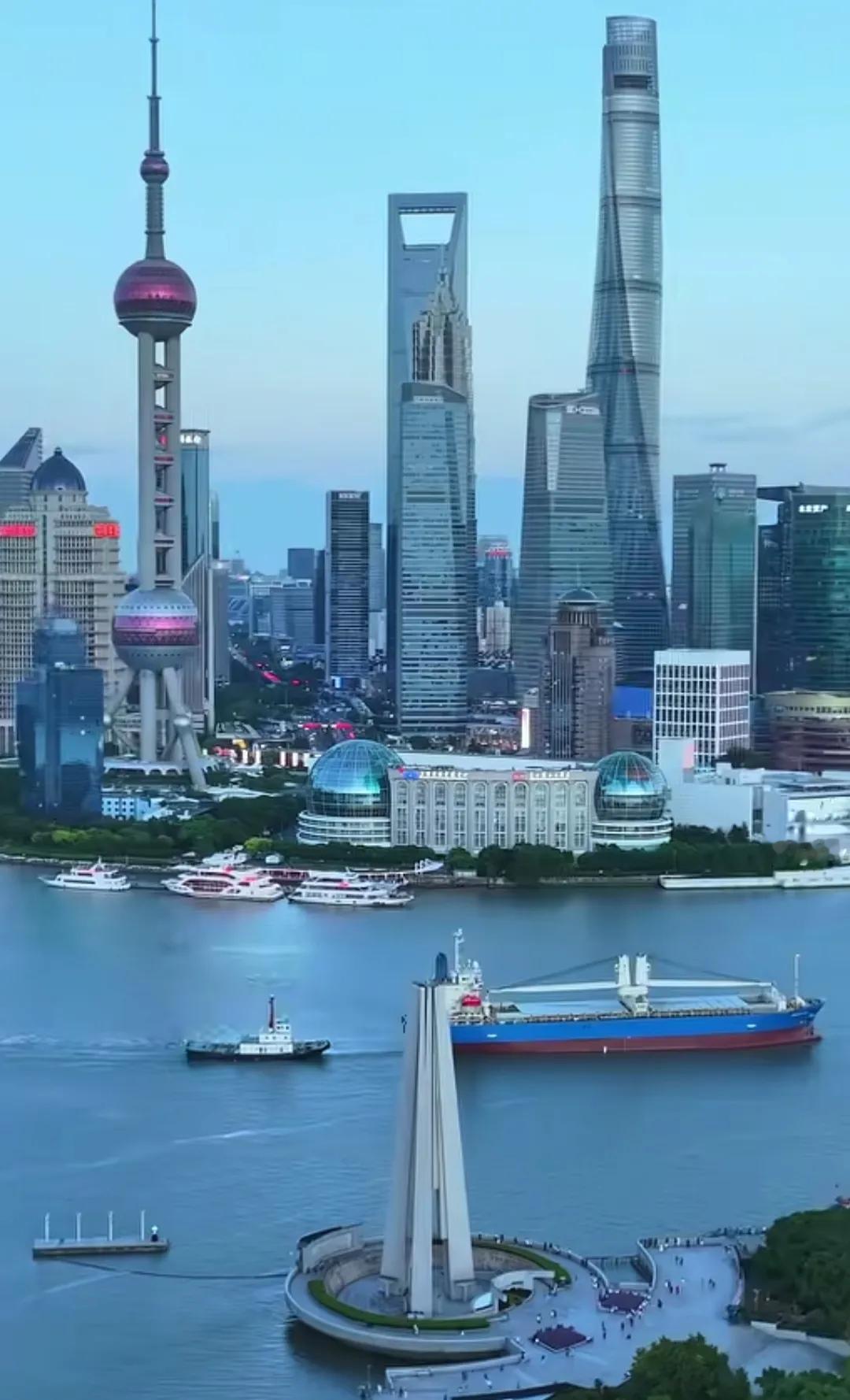 中国仅有的三个万亿GDP区1.上海浦东新区：GDP18769亿，中国最强区，国际