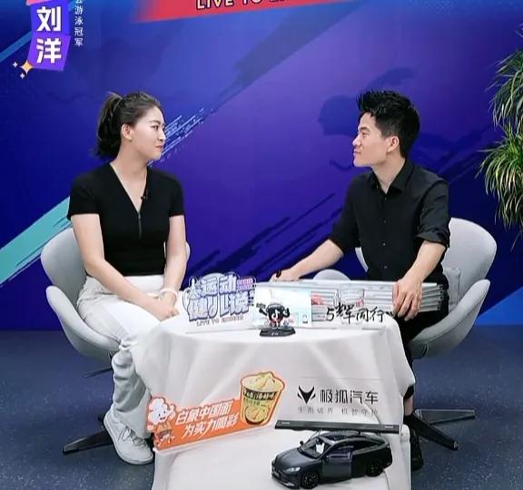 今天，当访谈快接近尾声时，董宇辉向焦刘洋透露了一个秘密！他笑着说道：

“其实，