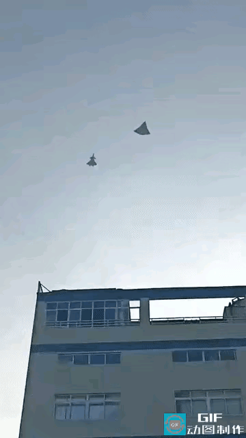 横空出世，莽昆仑……阅尽人间春色。12月26日，全球第一架六代机成都试飞，致敬伟