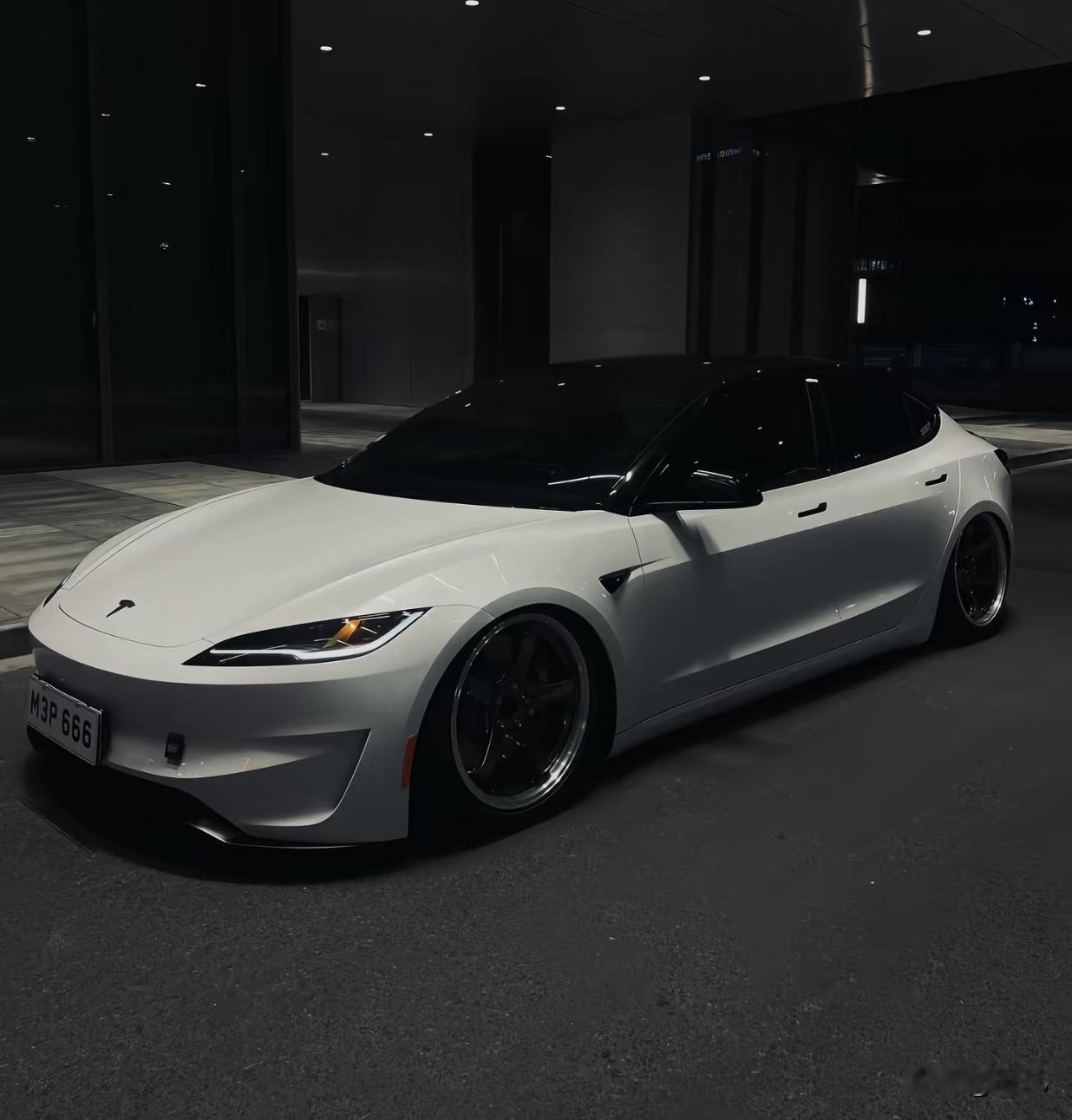 路上天天见Model 3，卖这么好，它真就完美吗？别闹了！

我哥们开半年就吐槽