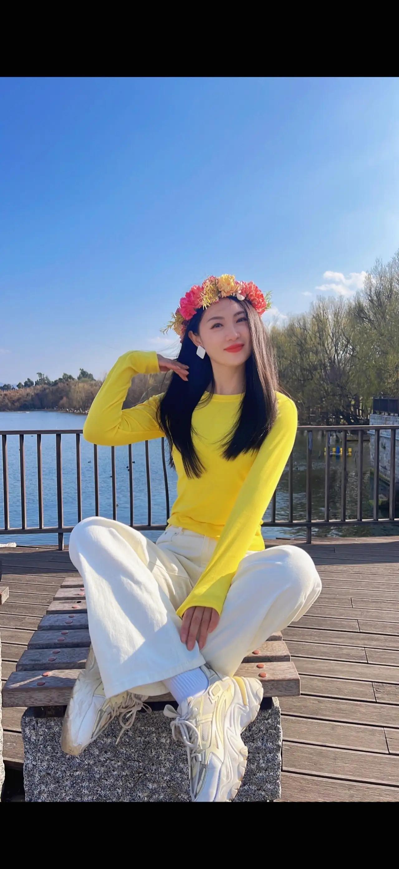 阳光明媚的湖边，穿着黄色上衣的少女，花环点缀，清新自然。湖边温柔少女 湖边白裙少