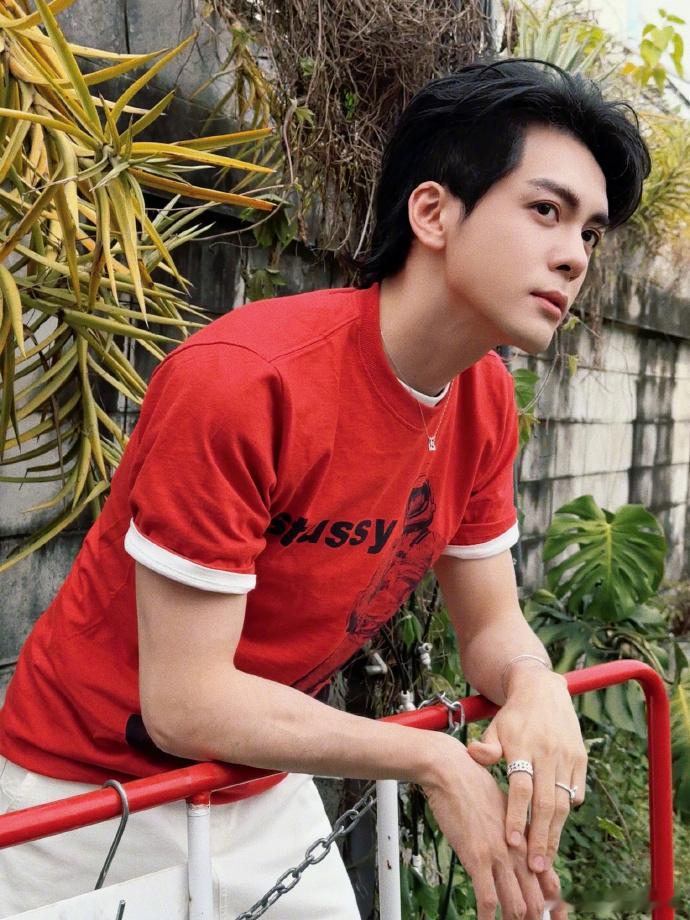 曾舜晞反季红色短袖  曾舜晞就喜欢一些反季节的东西，看到他的反季节红色短袖，我真