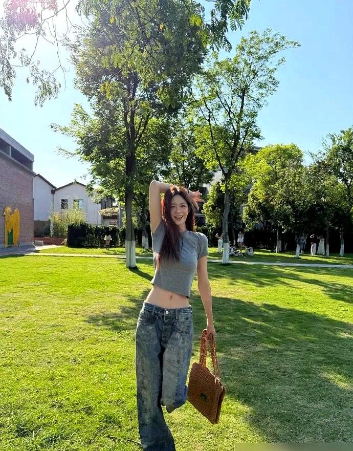 别再被“松弛感”穿搭骗了。

镜头前，沈梦辰一件灰色T恤800，一条做旧阔腿裤上
