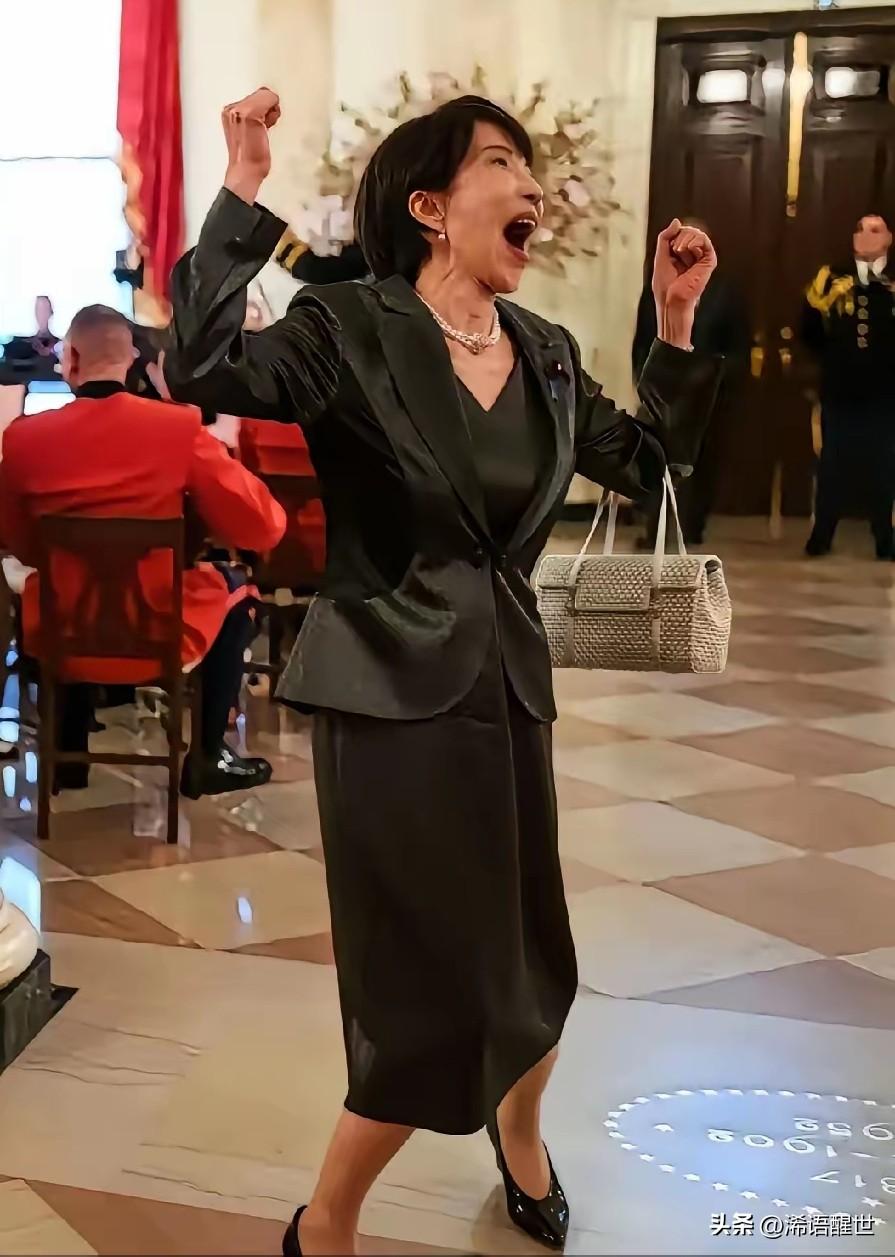 高市早苗在白宫的照片流出后，日本网友彻底怒了，直呼太丢人。照片里她情绪激动、姿态