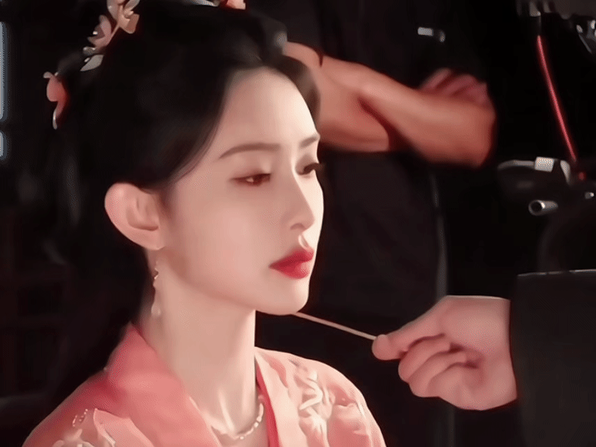 孟子义最柔的脸说最狠的话 谁懂啊！孟子义在剧中一袭粉衣转眸瞬间，甜妹氛围拉满，结