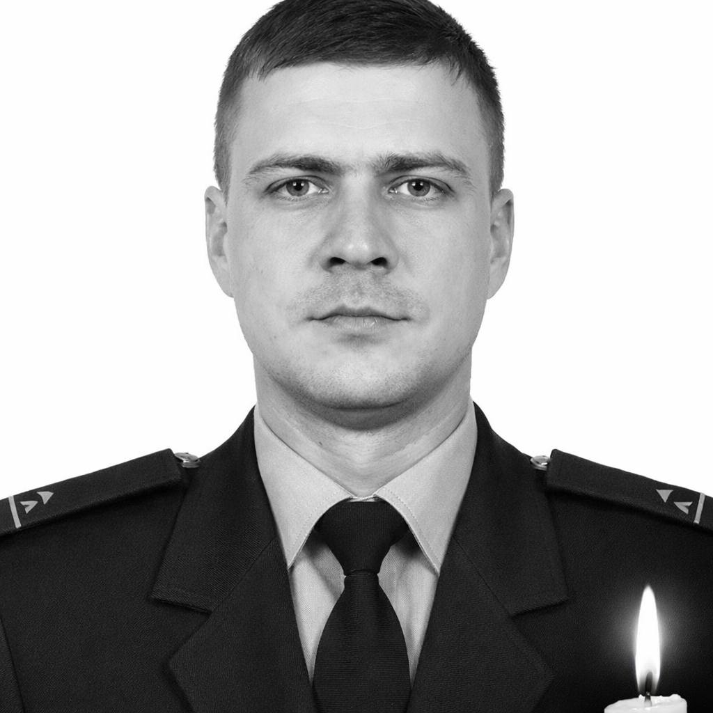 今天，乌克兰又一位专业救援人员在俄罗斯的袭击中丧生。他无畏地冲入火海，拯救他人。