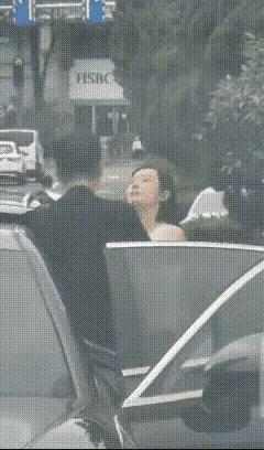 比路虎女还嚣张？这女的太厉害了，光天化日之下，嘴巴子跟不要钱似的，拼命的往男人脸