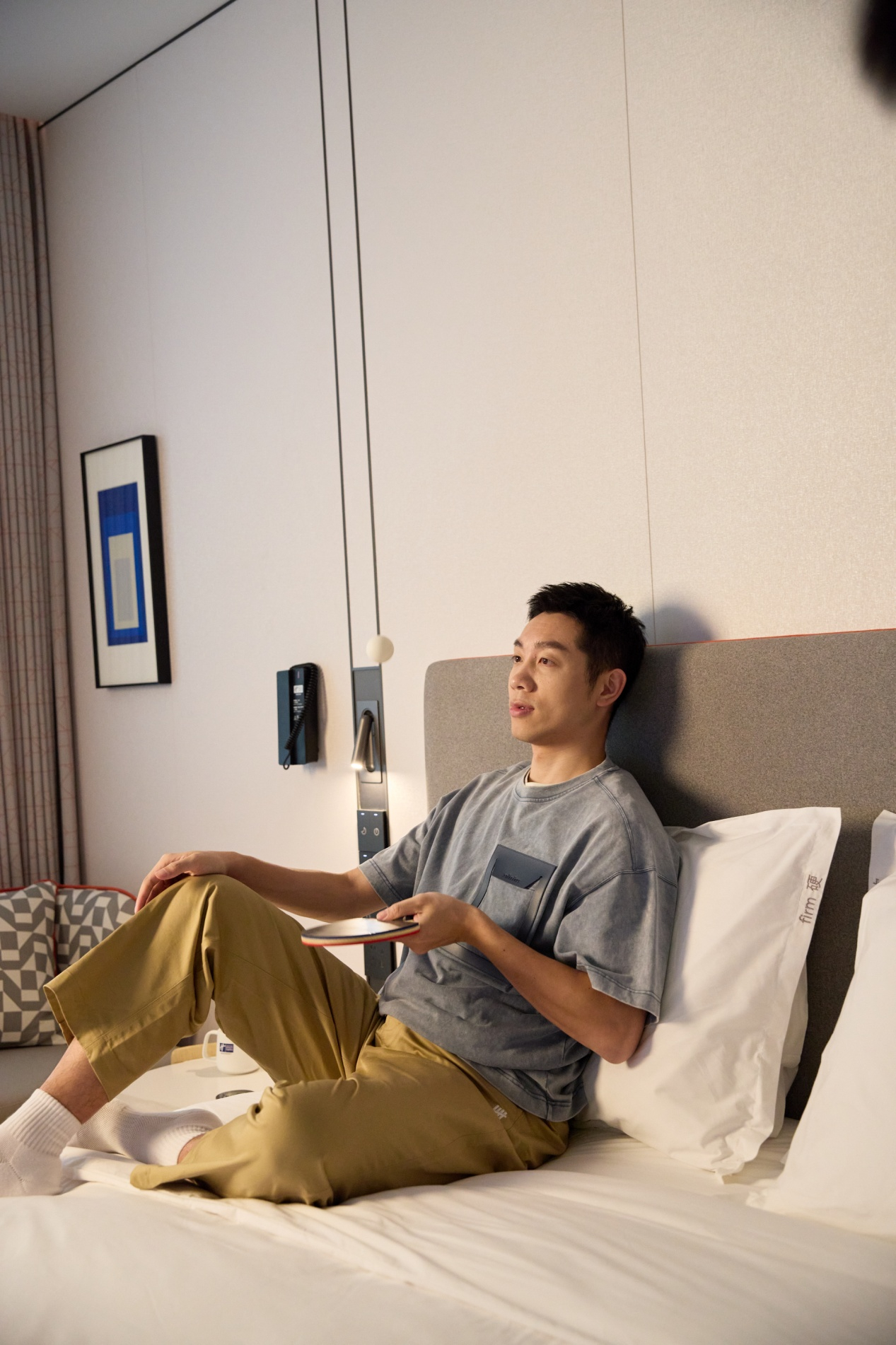 哈哈，许昕，你这个被乒乓球耽误的时尚icon！以前以为你只会傻笑，现在发现你连床