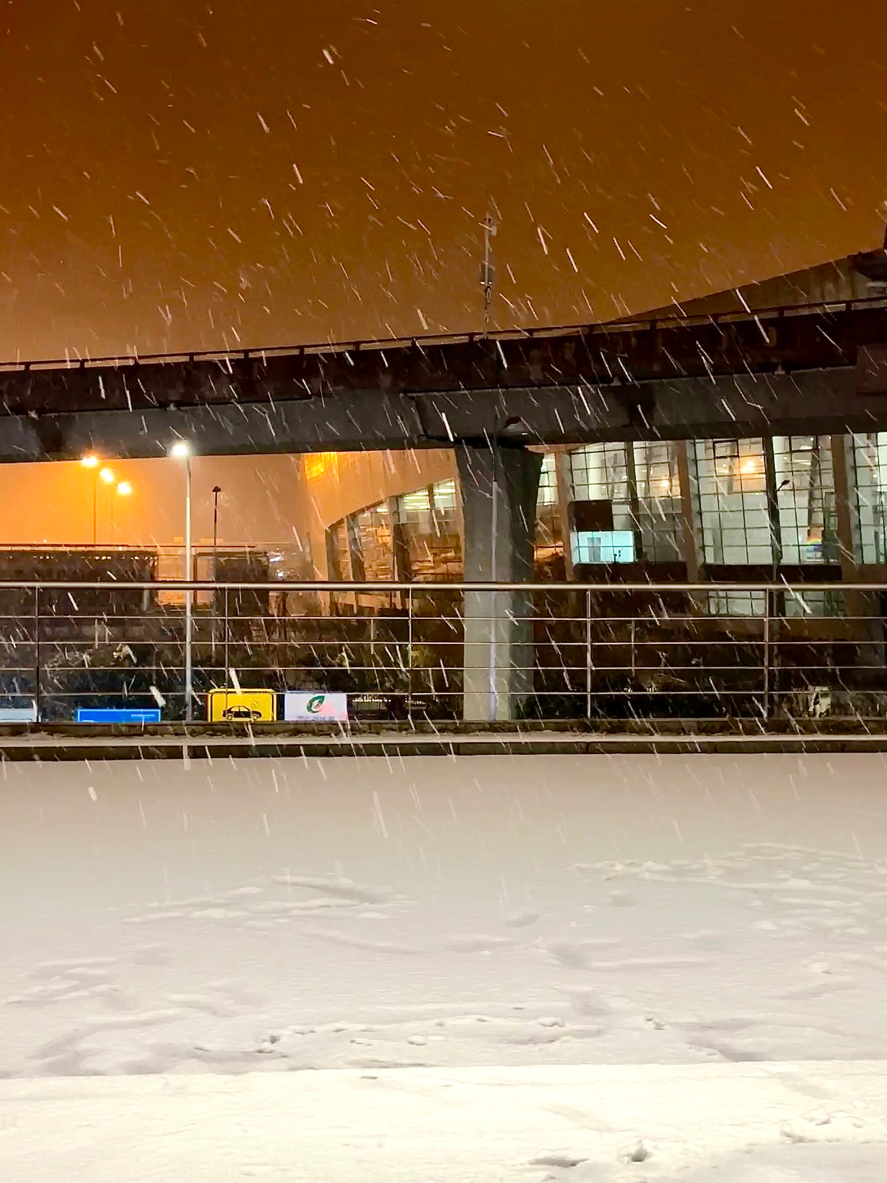 好吧也算是经历了下雪天坐飞机 