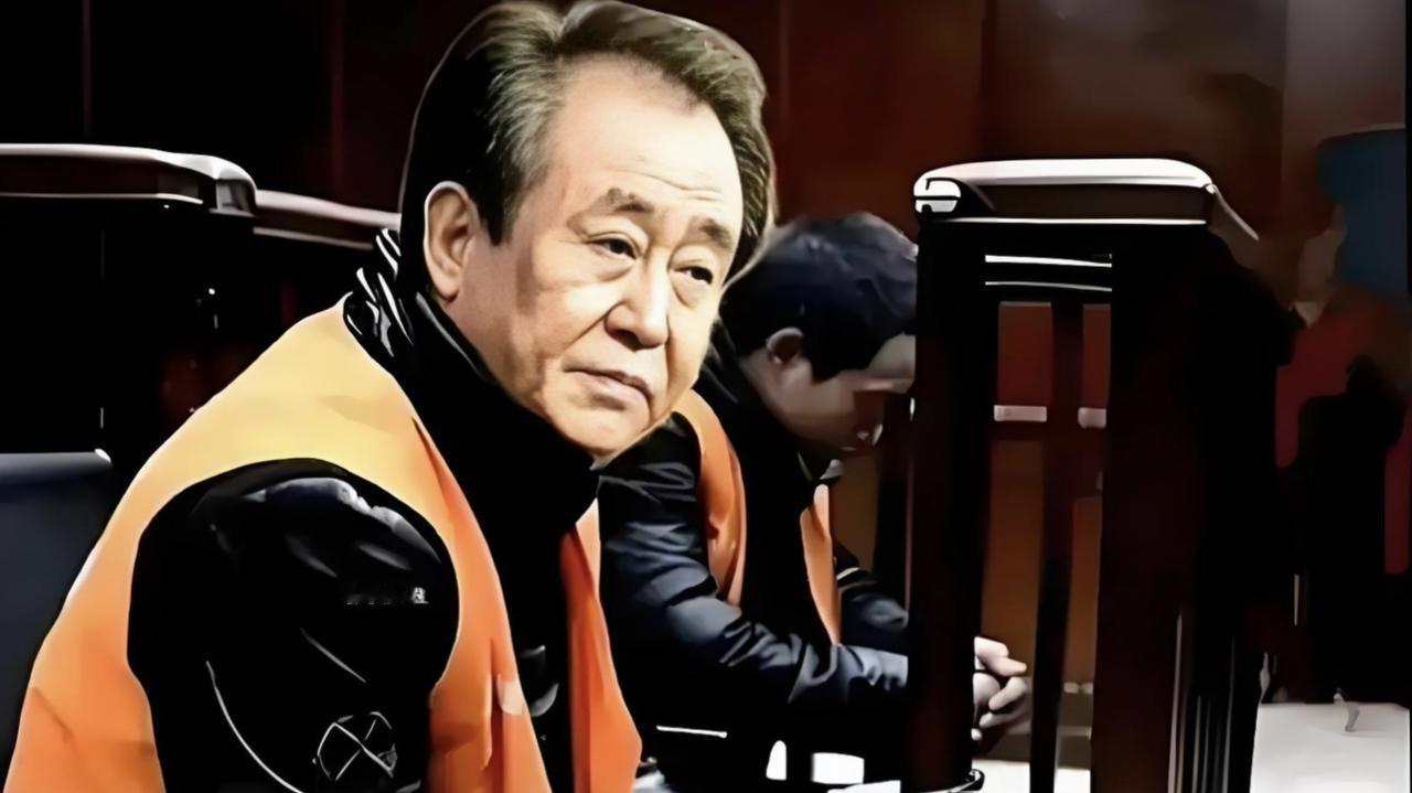 许家印受审真是大快人心！检察机关指控他在恒大任职期间，干了一堆违法犯罪的事，像欺