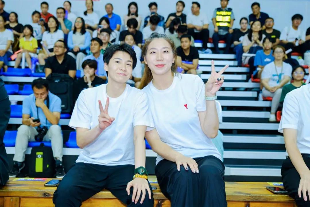 女排名将张娴和杨珺菁亮相2025海峡两岸(厦门)青少年排球友谊赛，还给海峡两岸的