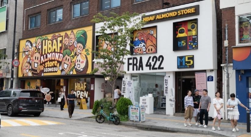 韩国首尔城东警察署4日表示，一名来自中国的20来岁男子，7月底入境后在首尔多个旅