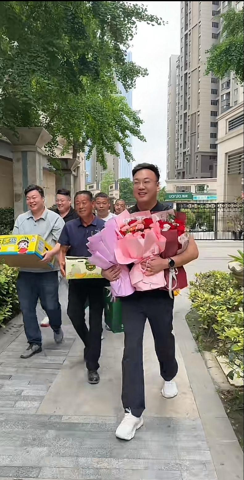河南大网红，晋老二明天就要订婚了，今天带着晋老大、晋老三、晋老五、表弟一大家人去