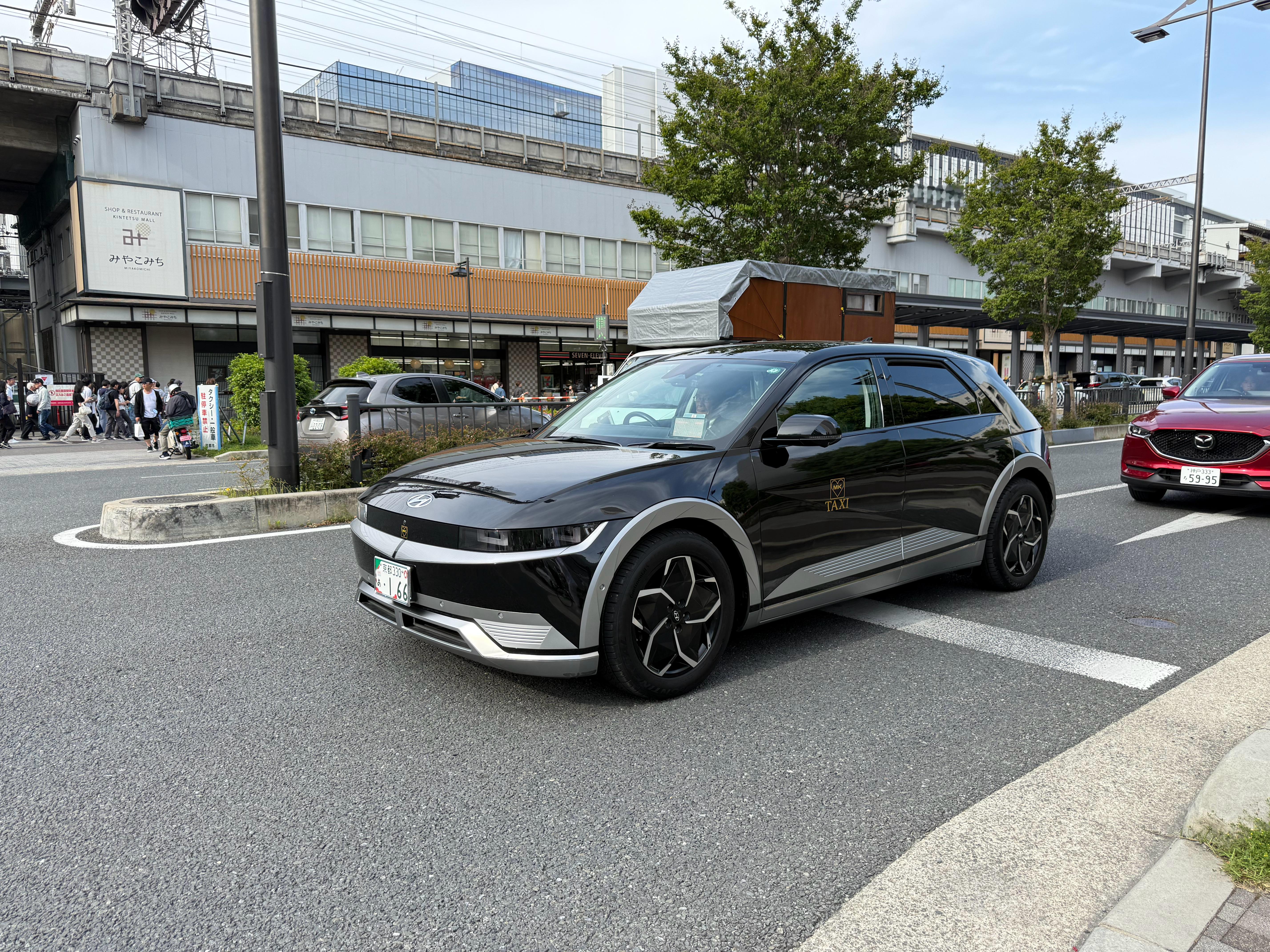 我没看错吧？这是现代5N吧！怎么在日本当上了TAXI，乘客不会晕嘛[允悲][允悲