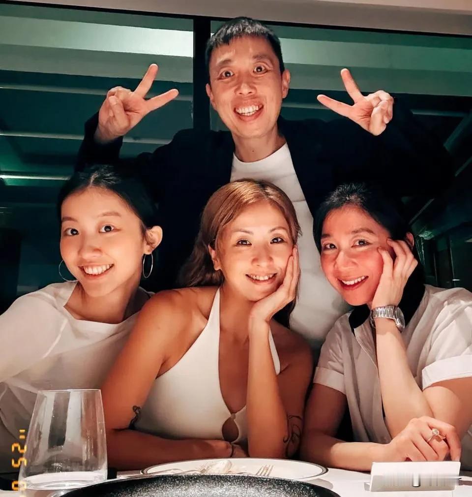 51岁徐濠萦带陈康堤约圈中大佬吃饭，衣着性感，正式下场为女儿事业铺路