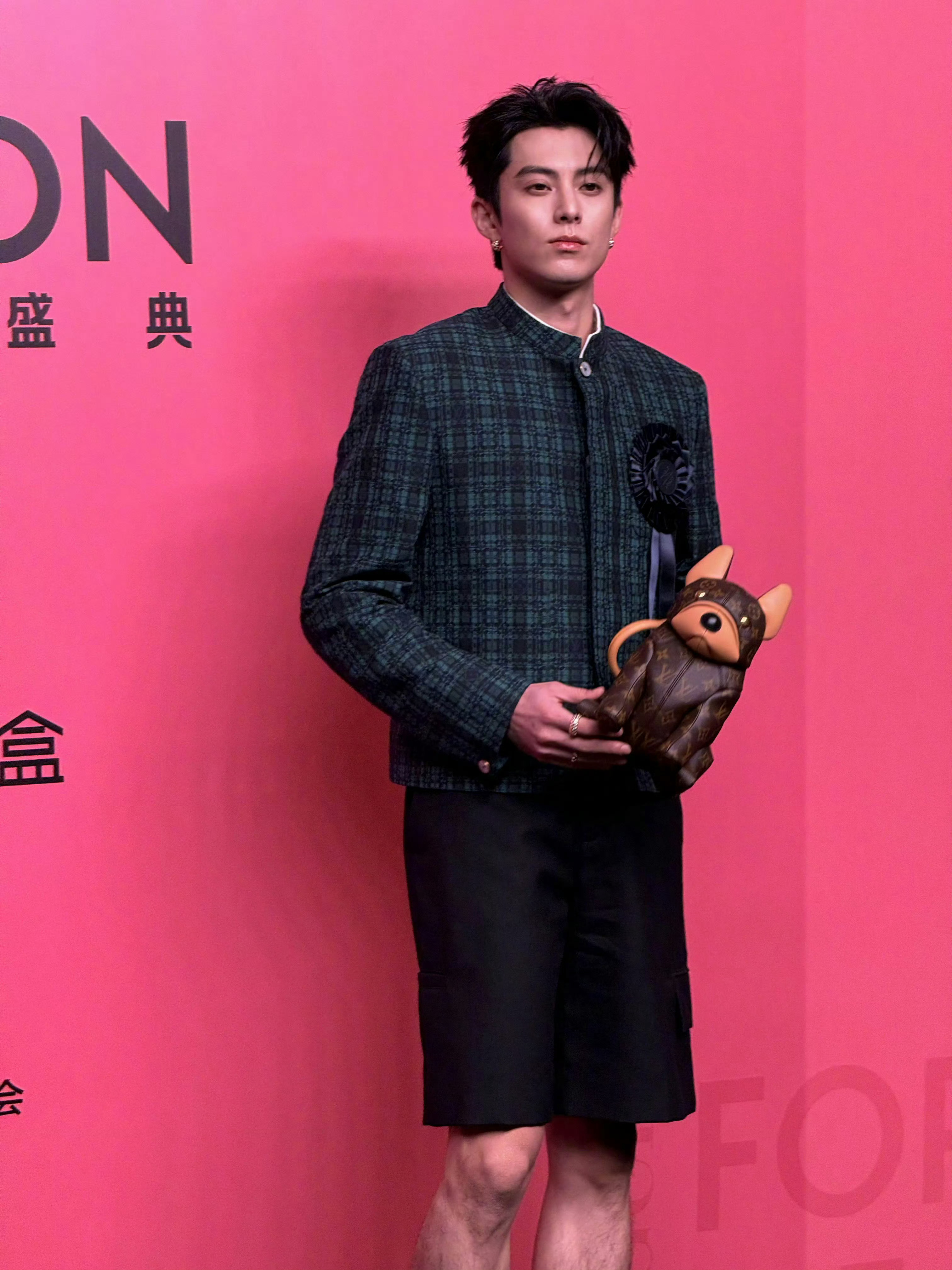 #王鹤棣 小狗包# 帅哥 本芝一个爆舔[舔屏][舔屏][舔屏]怎么会有人帅成这样