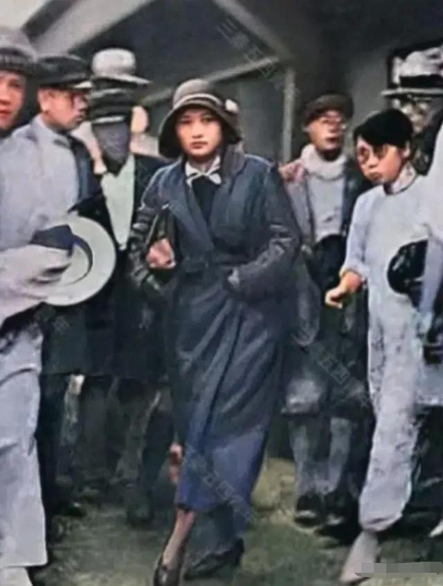1931年宋庆龄母亲去世，宋庆龄从欧洲返回上海奔丧，刚一下火车，无意间被人拍到这