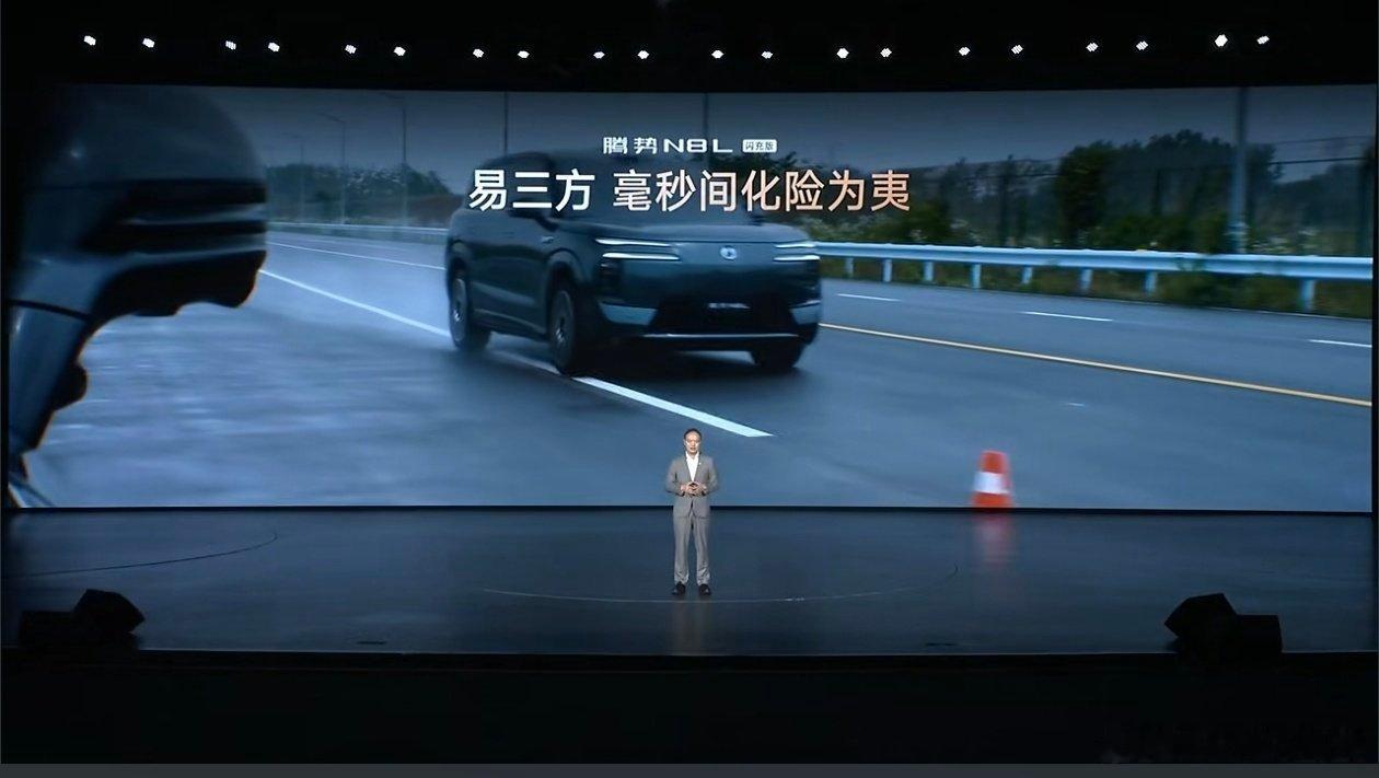 腾势N8L闪充版上市2000MPa超高强度热成型钢笼式车身，重点，这辆车还全系标