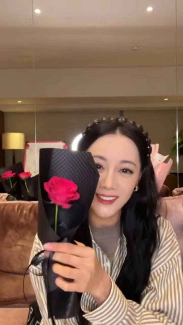 七夕你滚吧  迪丽热巴已经送我玫瑰花了迪丽热巴(23年微博直播)